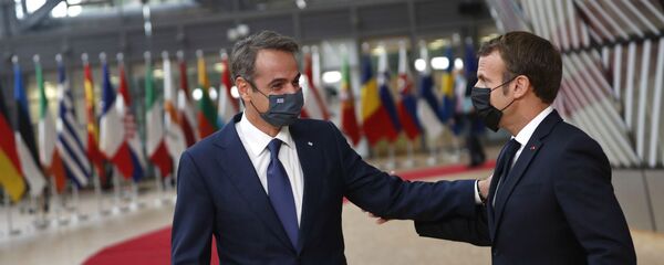 Президент Франции Эммануэль Макрон (справа) беседует с премьер-министром Греции Кириакосом Мицотакисом во время прибытия на саммит ЕС в здании Европейского совета (1 октября 2020). Брюссель - Sputnik Армения