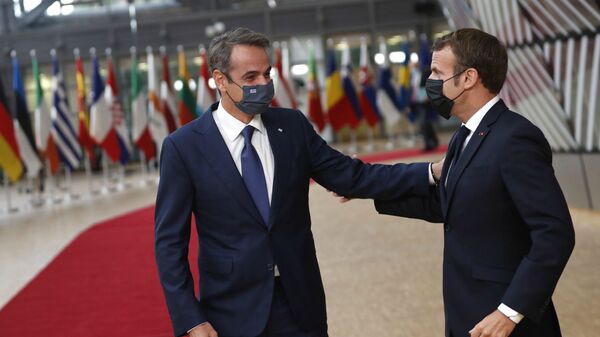 Президент Франции Эммануэль Макрон (справа) беседует с премьер-министром Греции Кириакосом Мицотакисом во время прибытия на саммит ЕС в здании Европейского совета (1 октября 2020). Брюссель - Sputnik Армения
