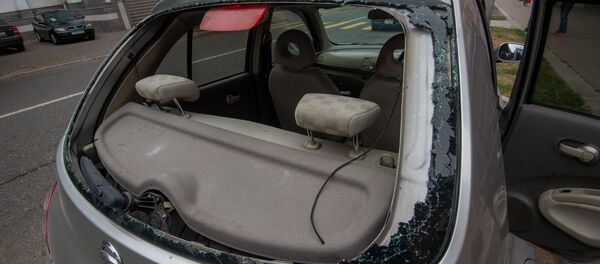 Попавший под обстрел автомобиль с журналистами и сопровождающим их лицом в Карабахе (1 октября 2020). Мартуни - Sputnik Արմենիա