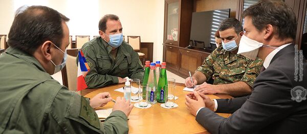 Министр обороны Давид Тоноян встретился с ЧП послом Франции Джонатаном Лакотем (1 октября 2020). Еревaн - Sputnik Արմենիա