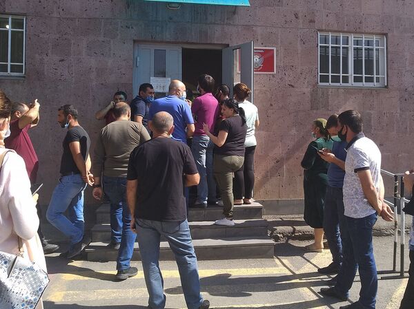 Լաց ու ծիծաղ` կենտրոնական հոսպիտալի մոտ. ինչպես են զինվորների ծնողները լուրի սպասում Լաց ու ծիծաղ` կենտրոնական հոսպիտալի մոտ. ինչպես են զինվորների ծնողները լուրի սպասում - Sputnik Արմենիա