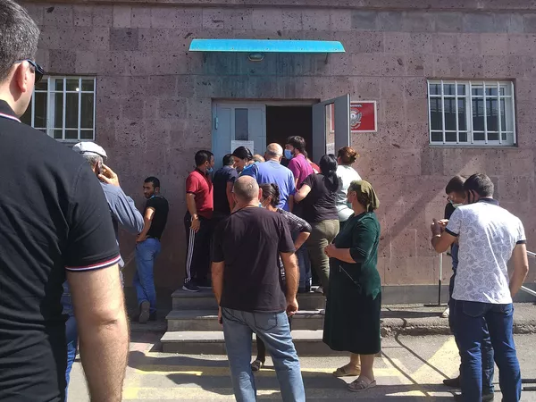 Lokh lava. Родители раненых солдат ждут новостей у госпиталя в Ереване Lokh lava. Родители раненых солдат ждут новостей у госпиталя в Ереване - Sputnik Армения