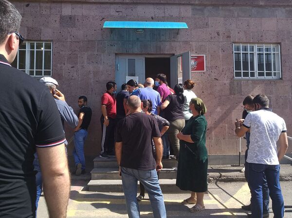 Լաց ու ծիծաղ` կենտրոնական հոսպիտալի մոտ. ինչպես են զինվորների ծնողները լուրի սպասում Լաց ու ծիծաղ` կենտրոնական հոսպիտալի մոտ. ինչպես են զինվորների ծնողները լուրի սպասում - Sputnik Արմենիա