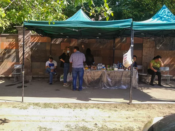 Lokh lava. Родители раненых солдат ждут новостей у госпиталя в Ереване Lokh lava. Родители раненых солдат ждут новостей у госпиталя в Ереване - Sputnik Армения