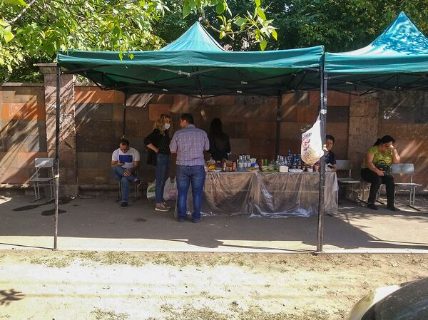 Լաց ու ծիծաղ` կենտրոնական հոսպիտալի մոտ. ինչպես են զինվորների ծնողները լուրի սպասում Լաց ու ծիծաղ` կենտրոնական հոսպիտալի մոտ. ինչպես են զինվորների ծնողները լուրի սպասում - Sputnik Արմենիա