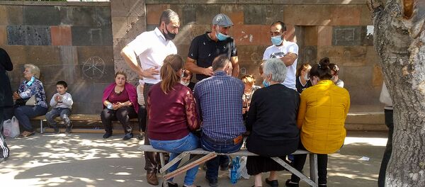 Родственники раненных военнослужащих и неравнодушные граждане у военного госпиталя (1 октября 2020). Еревaн Родственники раненных военнослужащих и неравнодушные граждане у военного госпиталя (1 октября 2020). Еревaн - Sputnik Արմենիա