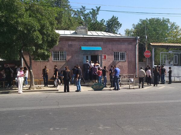 Լաց ու ծիծաղ` կենտրոնական հոսպիտալի մոտ. ինչպես են զինվորների ծնողները լուրի սպասում Լաց ու ծիծաղ` կենտրոնական հոսպիտալի մոտ. ինչպես են զինվորների ծնողները լուրի սպասում - Sputnik Արմենիա