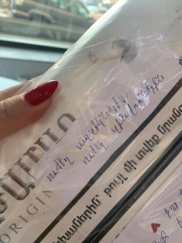 Мы вам - сникерсы, вы нам - сбитые танки: что девушки отправляют армянским военным - Sputnik Армения