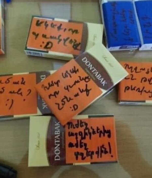 Мы вам - сникерсы, вы нам - сбитые танки: что девушки отправляют армянским военным - Sputnik Армения