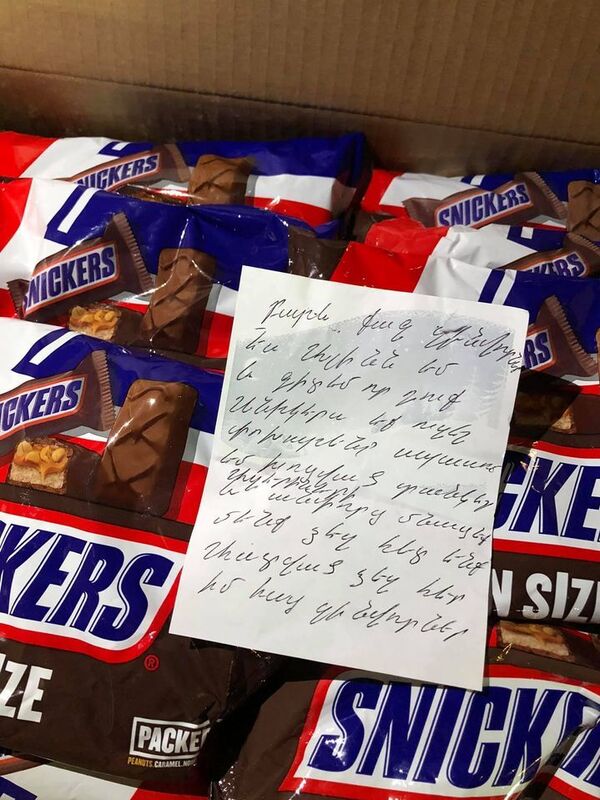 Мы вам - сникерсы, вы нам - сбитые танки: что девушки отправляют армянским военным - Sputnik Армения