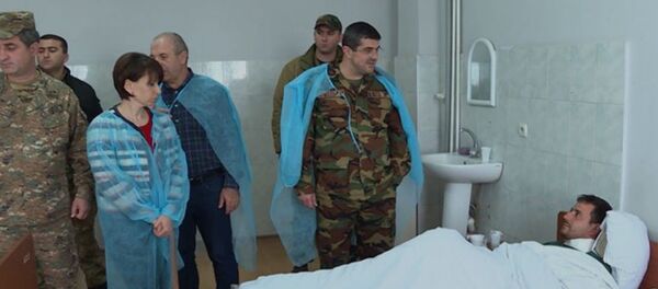 Այսօր տիկնոջս՝ Քրիստինեի հետ ՊԲ զինվորական հոսպիտալում այցելել ենք սեպտեմբի 27-ին Ադրբեջանի կողմից սանձազերծված լայնամասշտաբ պատերազմի հետևանքով վիրավորում ստացած զինծառայողներին: - Sputnik Արմենիա