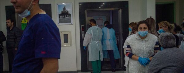 В Степанакерте завершилась операция раненного в Нагорном Карабахе журналиста французской газеты Le Monde (1 октября 2020). Карабах - Sputnik Армения