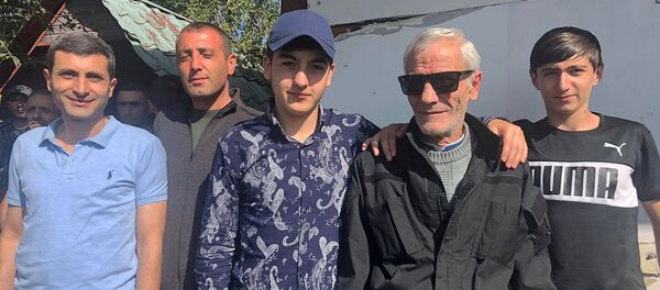 Внуки 68-летнего добровольца союза Еркрапа Володи Хачатряна провожают деда в Карабах (1 октября 2020). Гюмри Внуки 68-летнего добровольца союза Еркрапа Володи Хачатряна провожают деда в Карабах (1 октября 2020). Гюмри - Sputnik Արմենիա