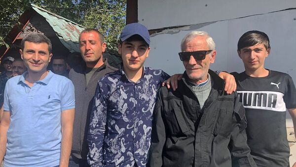 Внуки 68-летнего добровольца союза Еркрапа Володи Хачатряна провожают деда в Карабах (1 октября 2020). Гюмри - Sputnik Արմենիա