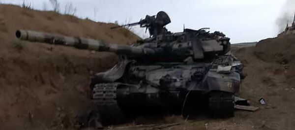 Подбитый армянскими силами танк Т-90 азербайджанской армии - Sputnik Армения