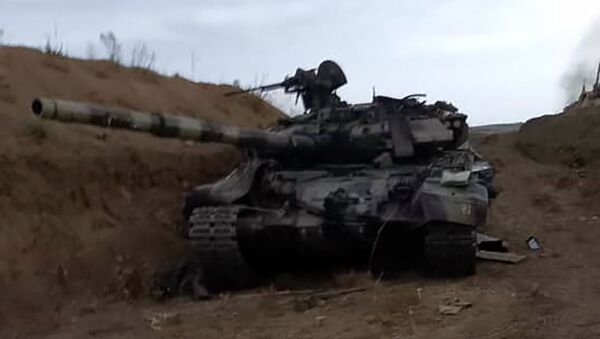 Подбитый армянскими силами танк Т-90 азербайджанской армии - Sputnik Армения