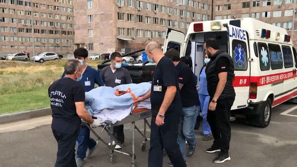 Пострадавшие от обстрелов азербайджанских ВС журналистов забрали во Францию спецборотом - Sputnik Армения