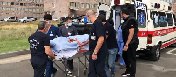 Пострадавшие от обстрелов азербайджанских ВС журналистов забрали во Францию спецборотом Пострадавшие от обстрелов азербайджанских ВС журналистов забрали во Францию спецборотом - Sputnik Армения