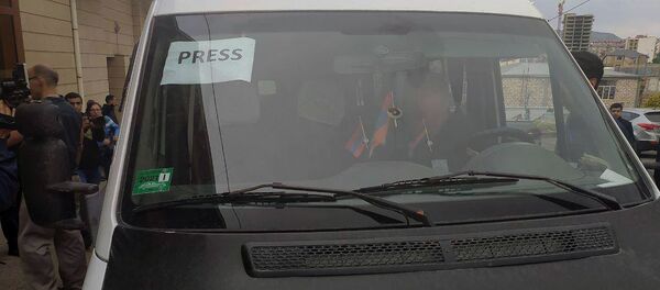 ВС Азербайджана нанесли удар по микроавтобусу с международными журналистами (2 октября 2020). Карабах - Sputnik Արմենիա