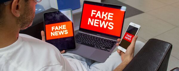 Пользователь читает fake news (постановочная фотография) - Sputnik Армения