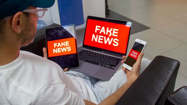 Пользователь читает fake news (постановочная фотография) - Sputnik Արմենիա