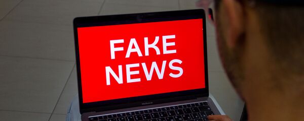 Пользователь читает fake news (постановочная фотография) - Sputnik Армения