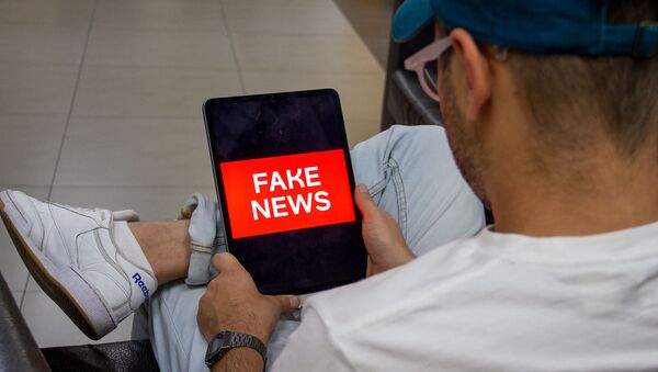 Пользователь читает fake news (постановочная фотография) - Sputnik Արմենիա