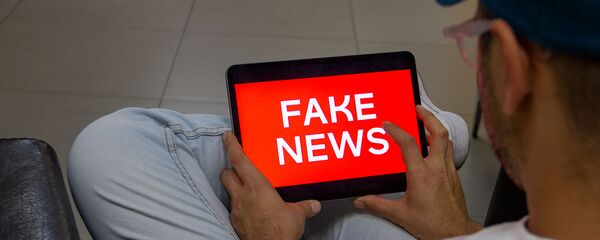 Пользователь читает fake news (постановочная фотография) Пользователь читает fake news (постановочная фотография) - Sputnik Армения