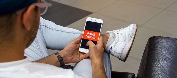 Пользователь читает fake news (постановочная фотография) - Sputnik Արմենիա