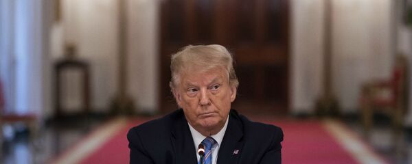 Президент США Дональд Трамп сидит, скрестив руки, во время круглого стола, посвященного безопасному открытию американских школ во время пандемии коронавируса (7 июля 2020). Вашингтон - Sputnik Արմենիա