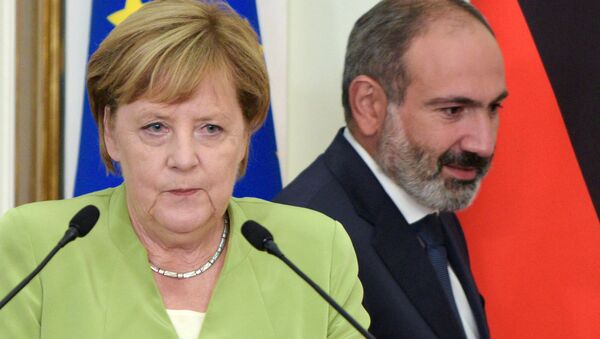Канцлер Германии Ангела Меркель (слева) и премьер-министр Армении Никол Пашинян на пресс-конференции (24 августа 2018). Еревaн - Sputnik Армения