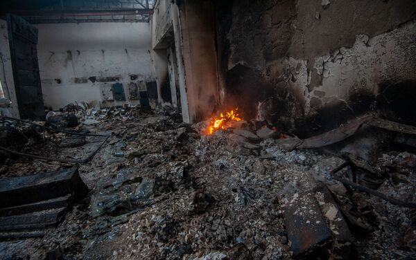 кадры горящего магазина в степанакерте после ночного ракетного обстрела - Sputnik Армения