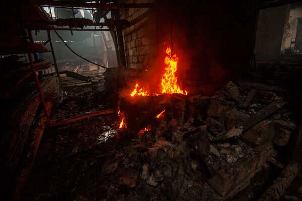 Кадры горящего магазина в Степанакерте после ночного ракетного обстрела - Sputnik Армения