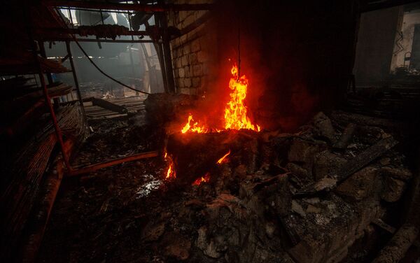 кадры горящего магазина в степанакерте после ночного ракетного обстрела - Sputnik Армения