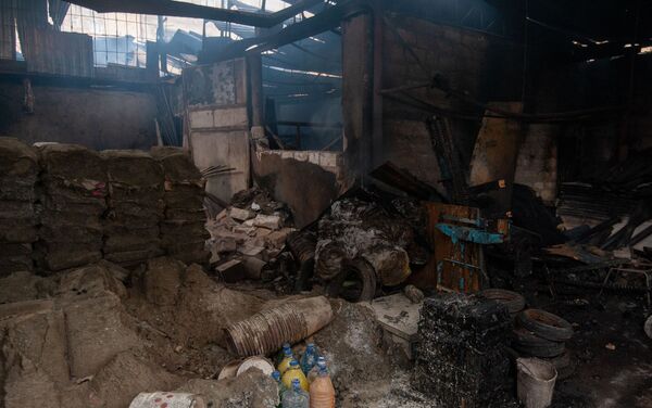 Кадры горящего магазина в степанакерте после ночного ракетного обстрела (4 октября 2020). Степанакерт - Sputnik Армения