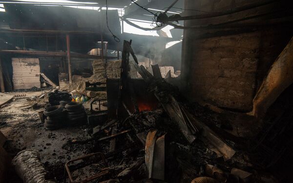 Кадры горящего магазина в степанакерте после ночного ракетного обстрела (4 октября 2020). Степанакерт - Sputnik Армения