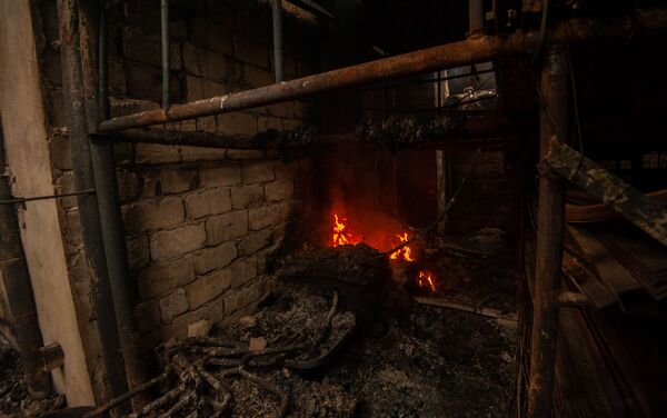 Кадры горящего магазина после ночного ракетного обстрела (4 октября 2020). Степанакерт - Sputnik Армения