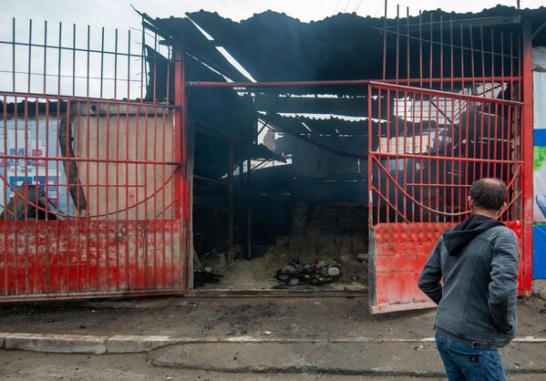 Кадры горящего магазина после ночного ракетного обстрела (4 октября 2020). Степанакерт - Sputnik Армения