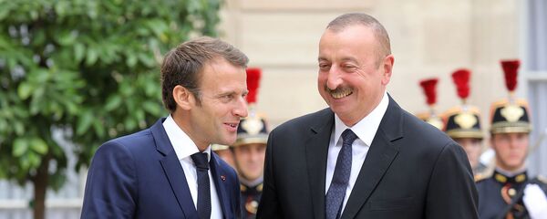 Президент Франции Эммануэль Макрон (слева) с президентом Азербайджана Ильхамом Алиевом на обеде в Елисейском президентском дворце (20 июля 2018). Париж - Sputnik Армения