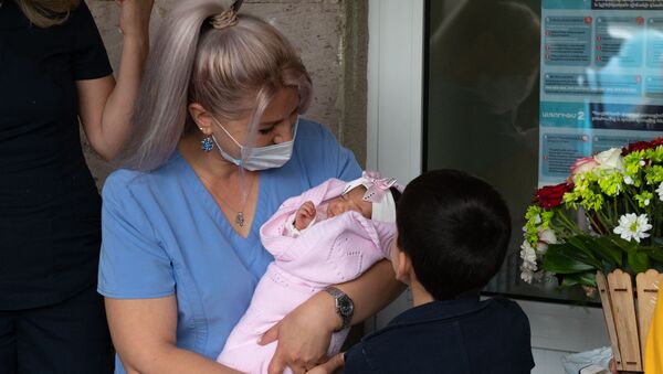 Новорожденная Ариана на руках у медсестры во время выписки из роддома (5 октября 2020). Ереван - Sputnik Արմենիա