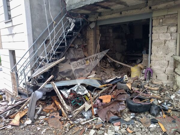 Разрушенное после обстрелов здание в Степанакерте - Sputnik Армения