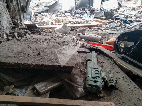 Հրկիզված մեքենան և ռումբերից ավերված բնակելի տան փլատակները - Sputnik Արմենիա