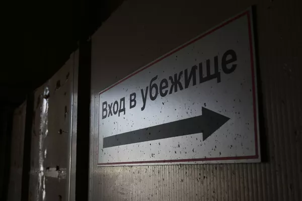 Табличка-указатель на входе в бомбоубежище. Табличка-указатель на входе в бомбоубежище. - Sputnik Армения