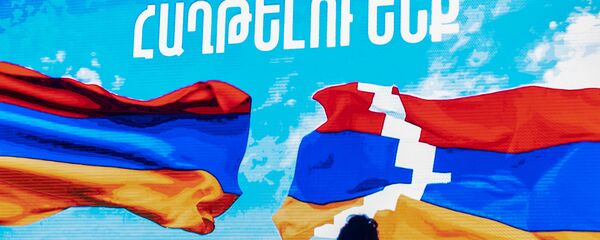 Установленный на площади Республики информационный экран (5 октября 2020). Еревaн Установленный на площади Республики информационный экран (5 октября 2020). Еревaн - Sputnik Արմենիա