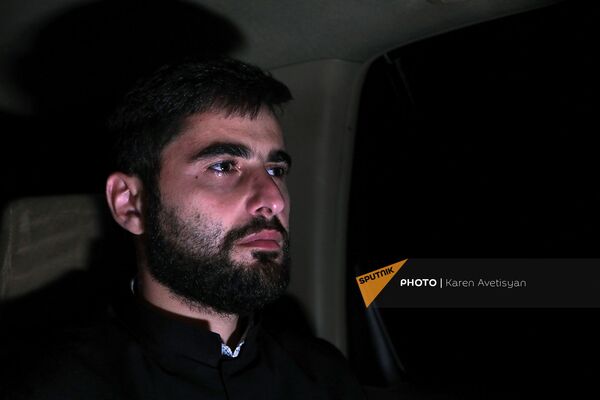 Нам пришлось взять в руки оружие: армянские священники везут помощь на передовую - Sputnik Армения