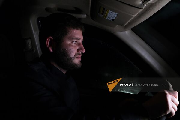 Нам пришлось взять в руки оружие: армянские священники везут помощь на передовую - Sputnik Армения