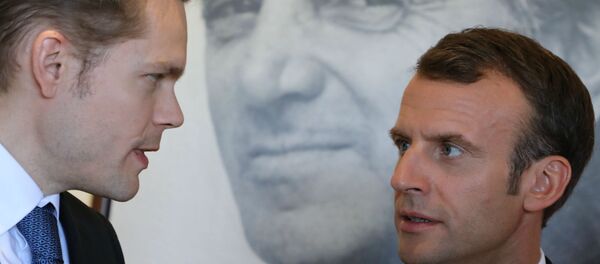 Президент Франции Эммануэль Макрон (справа) и Николя, сын Шарля Азнавура, во время посещения музея и фонда Шарля Азнавура (11 октября 2018). Еревaн Президент Франции Эммануэль Макрон (справа) и Николя, сын Шарля Азнавура, во время посещения музея и фонда Шарля Азнавура (11 октября 2018). Еревaн - Sputnik Արմենիա