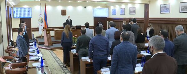 Очередной совет старейшин в мэрии начался минутой молчания (6 октября 2020). Еревaн Очередной совет старейшин в мэрии начался минутой молчания (6 октября 2020). Еревaн - Sputnik Արմենիա