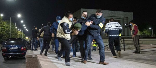 Акция протеста в Бишкеке (5 октября 2020). - Sputnik Армения