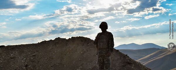 Армянский военнослужащий на боевой позиции - Sputnik Армения